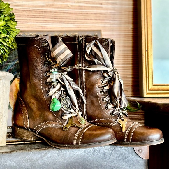 Upcycled decorated vintage leather combat granny Steve Madden boots boho grunge - Picture 5 of 7